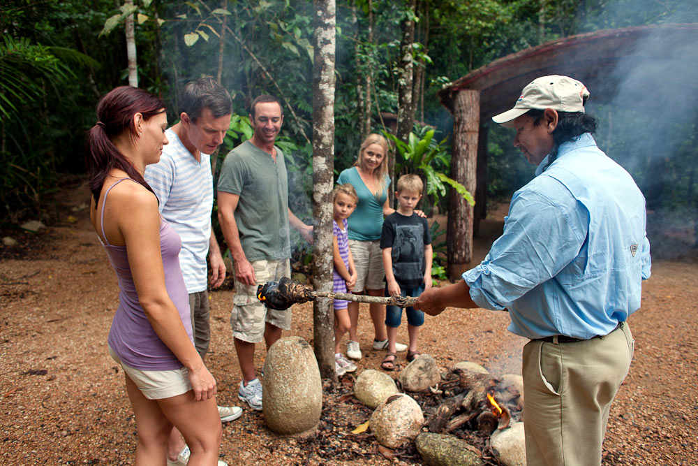 Touristen bei einer Aborigines Rauch Zeremonie